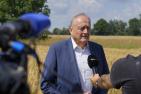 BAuernpräsident Rukwied im Interview mit der dpa auf dem Feld bei der Ernteauftaktpressekonferenz
