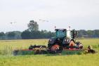 Ein Traktor schneidet Gras