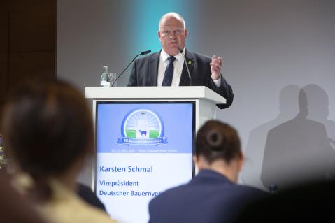 16. Berliner Milchforum Karsten Schmal am Podium