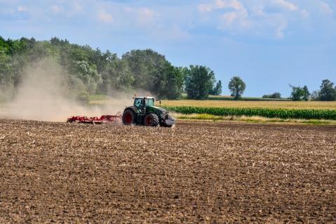 Ein Traktor grubbert ein Feld