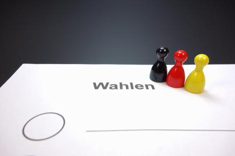Spielfiguren in den deutschen Nationalfarben zur Symbolisierung von Wahlen 
