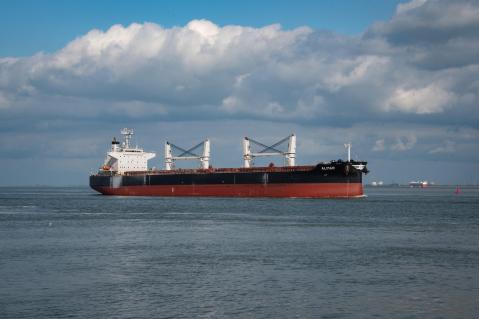 Handelsschiff in einem Schifffahrtskanal