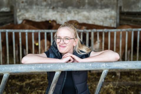 ITW Landwirtin 2026 in ihrem Rinderstall