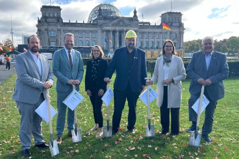 DBV übergibt seine Position zur Baurechts-Novelle an MdB vor dem Deutschen Baundestag