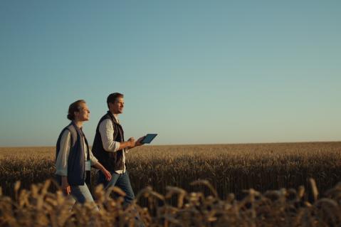 Landwirtin und Landwirt auf dem Feld