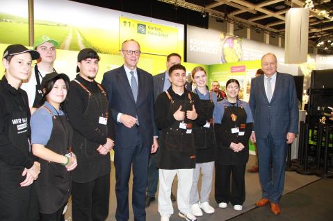 Bundeskanzler mit Schülern auf der Grünen Woche