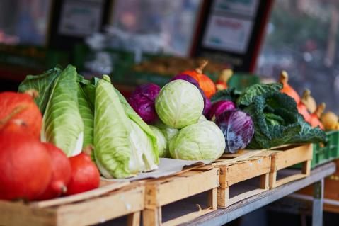 Obst und Gemüse liegt auf Gemüsekisten in Ökoqualität nebeneinander