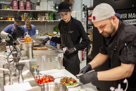 Aktiv in der Küche des DBV-Stands