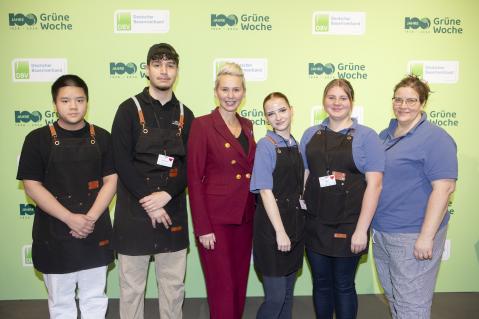 Silvia Breher mit Schülern