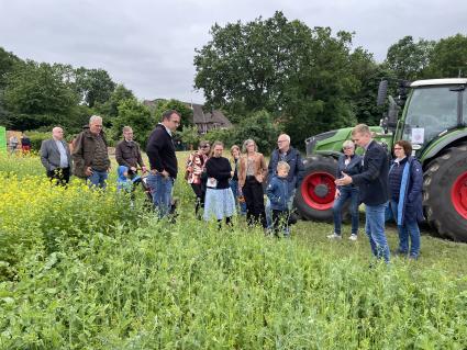 Besucher beim Tag des offenen Hofes in Niedersachsen