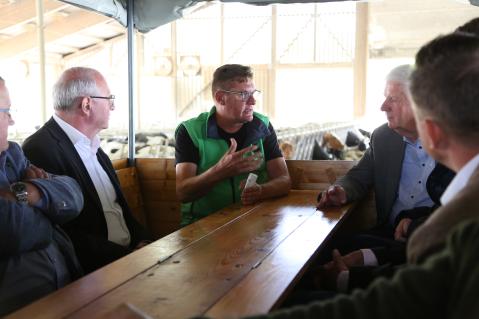 Staatssekretär Gert Zender mit Betriebsleiter Sören Rawolle und Sachsen-Anhalt Bauernpräsidenten Olaf Feuerborn (v.l.n.r.)