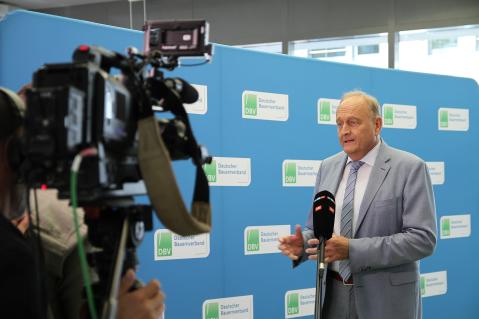P Rukwied im Interview mit einem Kamerateam zur Ernte 2026 