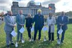 DBV übergibt seine Position zur Baurechts-Novelle an MdB vor dem Deutschen Baundestag
